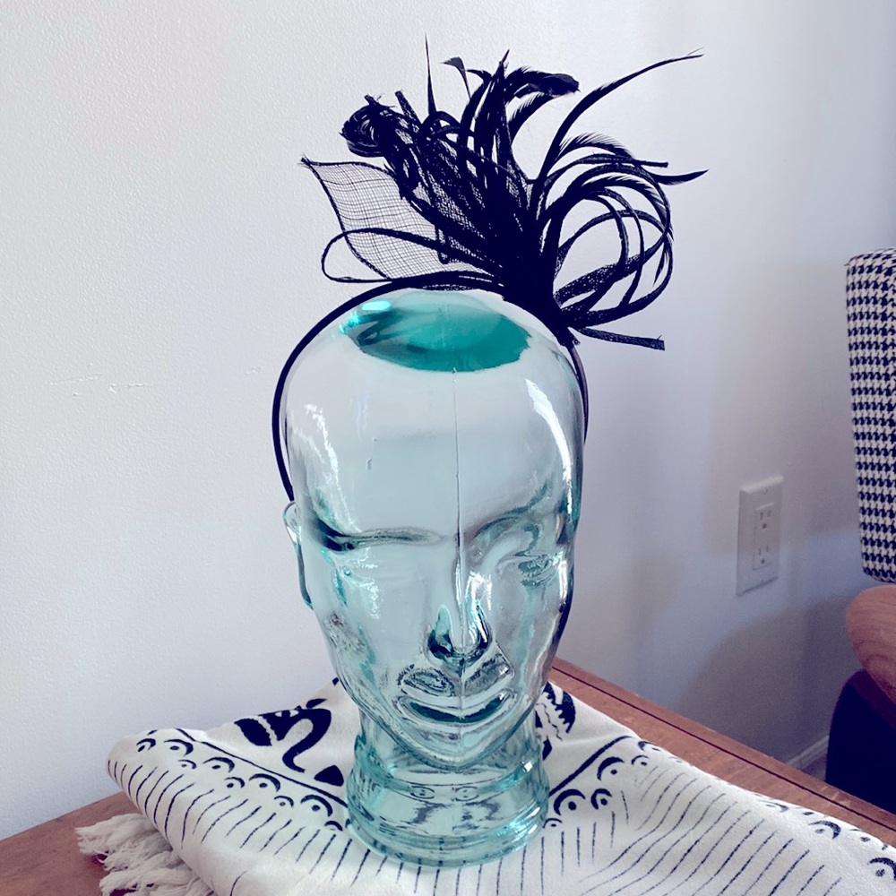 Stunning fascinator with black feathers